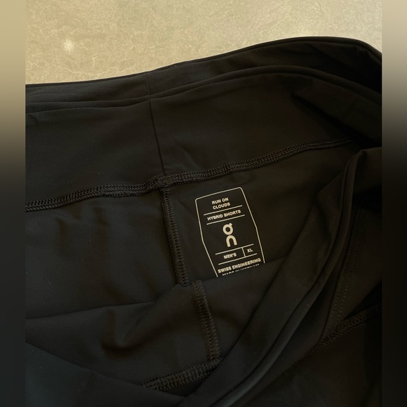 On Running Hybrid Shorts In Black Size XL - Picture 13 of 17